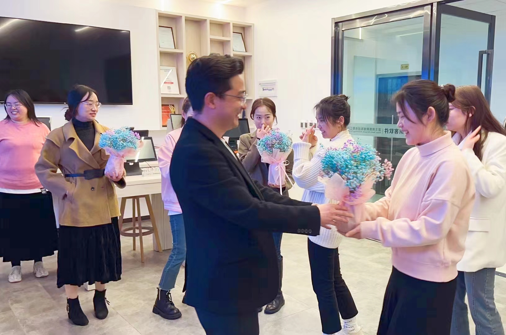 春風(fēng)送暖 花開絢爛 | 納客為全體女員工發(fā)放溫馨節(jié)日福利！2