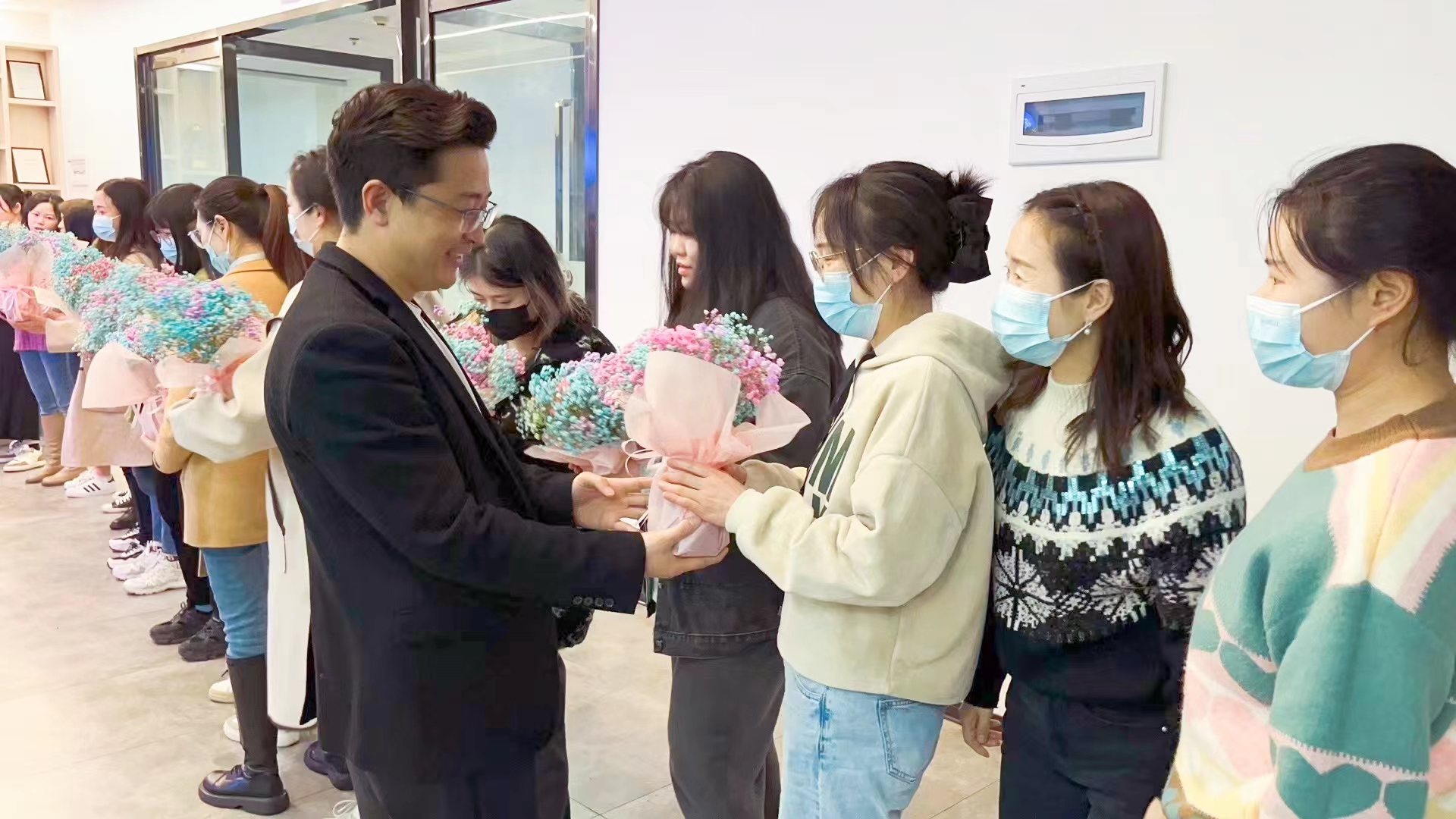 春風(fēng)送暖 花開絢爛 | 納客為全體女員工發(fā)放溫馨節(jié)日福利！7