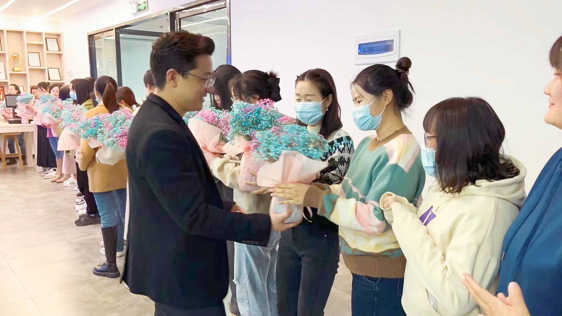 春風(fēng)送暖 花開絢爛 | 納客為全體女員工發(fā)放溫馨節(jié)日福利！8