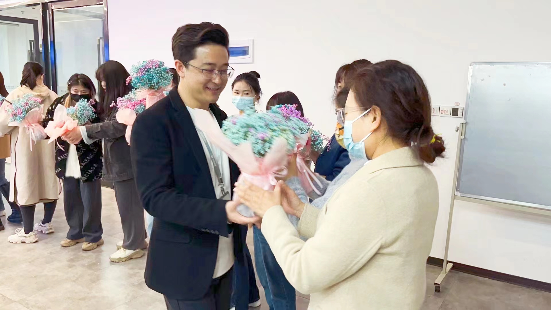 春風(fēng)送暖 花開絢爛 | 納客為全體女員工發(fā)放溫馨節(jié)日福利！9